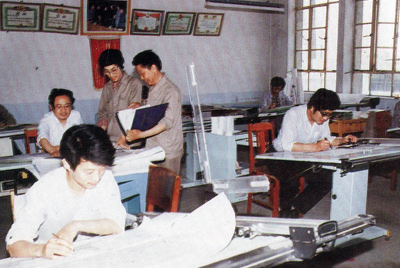 從1984年第一季度到抓管理上登記全面提高企業(yè)素質(zhì)驗(yàn)收前，采取分線檢查、總結(jié)成績、找出差距、提出措施、限期整改的方法，使各項(xiàng)工作在整頓中鞏固提高，在鞏固提高中進(jìn)行再整頓，再提高。