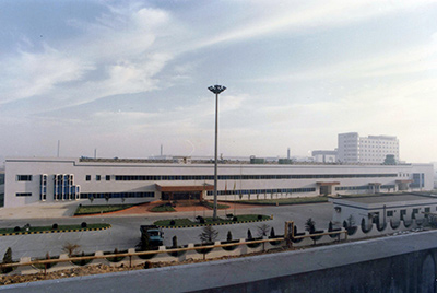 1995年5月30日，山推與日本小松株式會社合資成立小松山推工程機(jī)械有限公司
