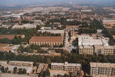 推土機(jī)總廠本部廠區(qū)。山東推土機(jī)總廠建立時(shí)，固定資產(chǎn)原值為2569萬元，占地面積為517538平方米，建筑面積為170861平方米。