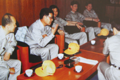 為了學(xué)習(xí)外國先進(jìn)技術(shù)和管理方法，前往引進(jìn)技術(shù)與設(shè)備的國家進(jìn)行實(shí)地考察。薛仲光廠長在日本。