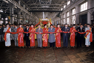 山推股份公司舉行山推牌TY220推土機(jī)5000臺下線慶典活動(dòng)。