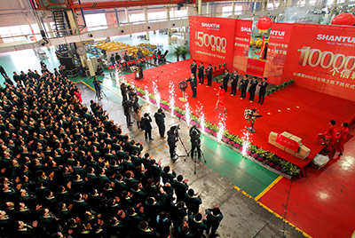 推土機(jī)事業(yè)部總裝工廠隆重舉行推土機(jī)第50000臺下線慶典儀式。這一激動(dòng)人心的歷史時(shí)刻標(biāo)志著50000臺不僅僅是一個(gè)數(shù)量的積累，更是山推管理水平、生產(chǎn)規(guī)模、制造技術(shù)、研發(fā)能力、銷售能力等綜合能力的體現(xiàn)，標(biāo)志著山推推土機(jī)產(chǎn)業(yè)整體實(shí)力進(jìn)一步增強(qiáng)，是從量變到質(zhì)變的飛躍。