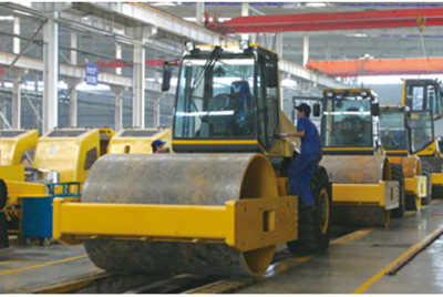 2002年2月，由履帶廠開發(fā)研制的YZ18液壓振動(dòng)壓路機(jī)，順利下線。