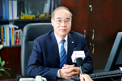 張秀文董事長在接受中國山東網(wǎng)專題采訪時(shí)，就公司踐行“厚道魯商”倡樹行動(dòng)進(jìn)行回答，介紹了山推把“仁義、誠信、厚道”的文化精髓融入到生產(chǎn)經(jīng)營的全過程的典型做法和“誠敬做產(chǎn)品，誠信做企業(yè)”的經(jīng)營理念，在工程機(jī)械行業(yè)樹立起了“厚德堅(jiān)韌”的山東國企形象