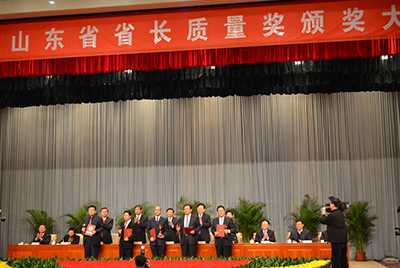 1月11日，山東省第三屆省長質(zhì)量獎(jiǎng)表彰大會在山東省政府禮堂召開。