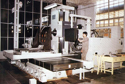 BPN-13B(R4)數(shù)控臥式加工中心。廠房擴(kuò)建加大，設(shè)備填平補(bǔ)齊，增加精、大、稀設(shè)備，新上生產(chǎn)線，提高企業(yè)裝備素質(zhì)，使山推廠成為名副其實(shí)的大馬力推土機(jī)生產(chǎn)廠。