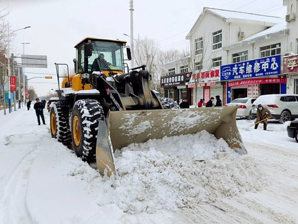 除雪保暢，山推鐵肩道義勇?lián)厝危? /> 
            <div   id=