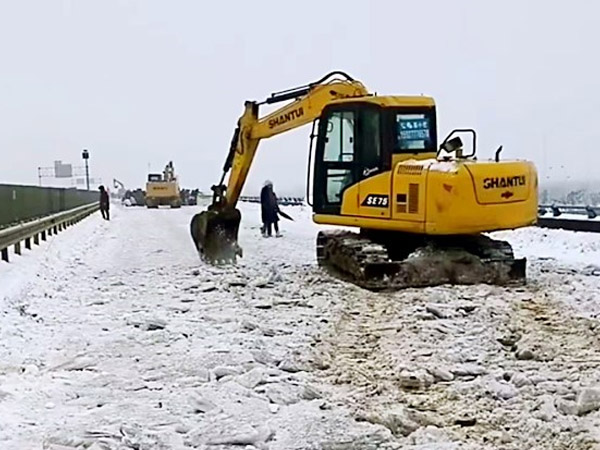 除雪保暢，山推鐵肩道義勇?lián)厝危? /> 
            <div   id=