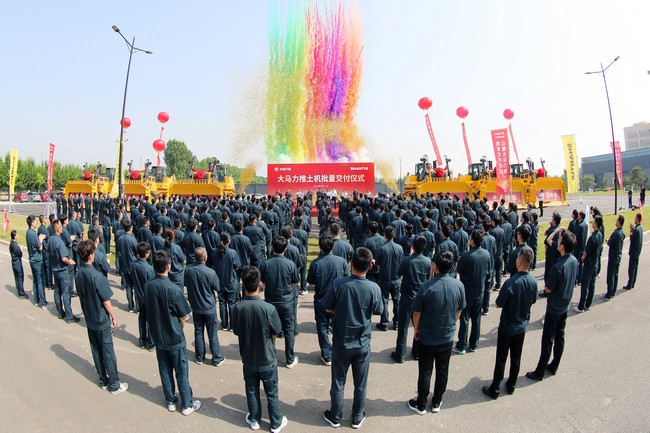 5月17日，山推向中煤平朔集團(tuán)一次性交付六臺中國最大馬力推土機(jī)。