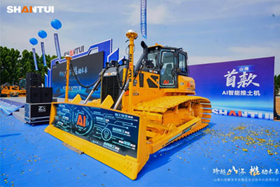 我們舉辦全新品牌暨 AI 戰(zhàn)略全球發(fā)布會，全球首臺 AI 智能推土機(jī)正式交付使用。